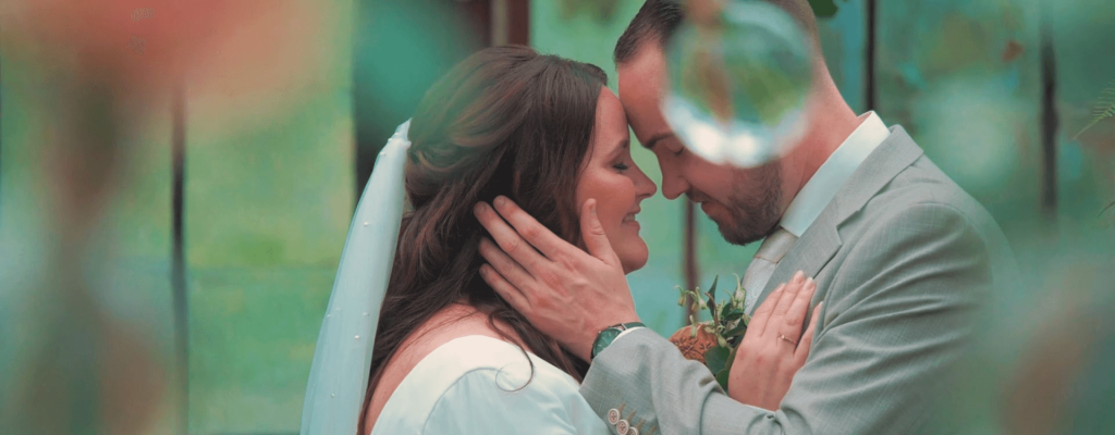 Bruidspaar omhelst liefdevol op hun trouwdag